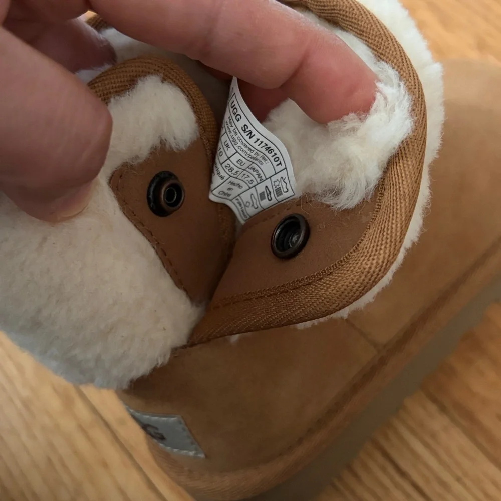 🆕- UGG- Kids' Classic Jona Luxury Boot. Chestnut. Size: 11 NWOB